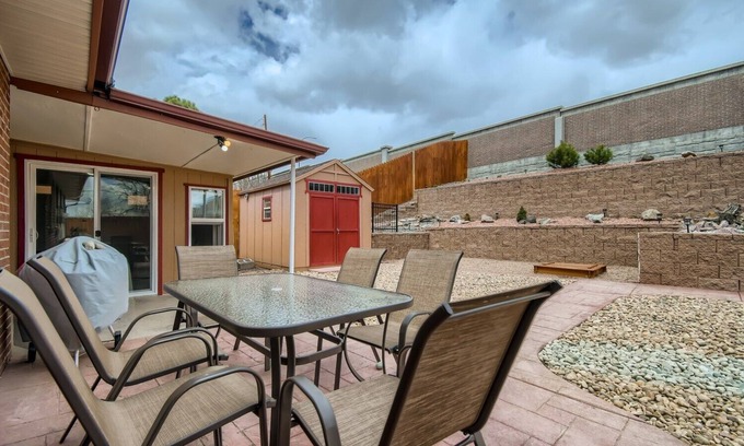 Lamar Heights Area House | Modern & Spacious - 5 King Beds With Private Backyard Oasis & Sunroom