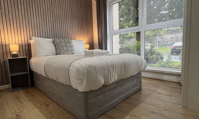 Liverpool Apartment | Modern Spacious Apartment in Private Grounds