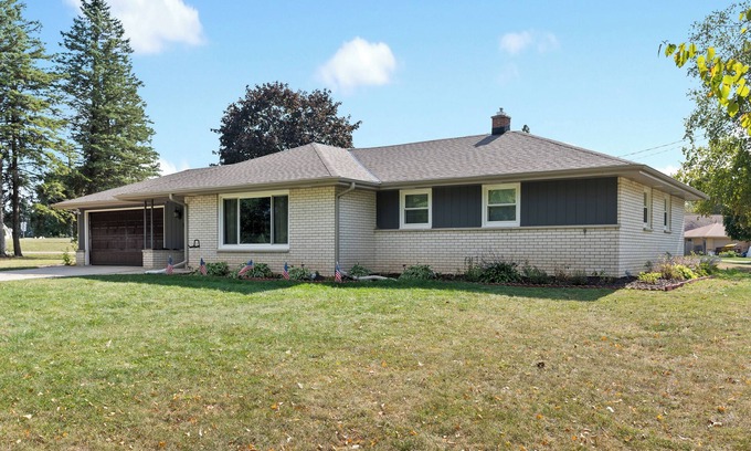 Grafton House | Modern, Spacious Home near Cedarburg - Perfect for Families and Girls' Getaways!