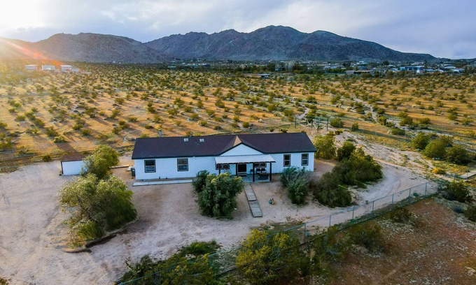 Joshua Tree House | Modern Spacious Ranch W Jacuzzi, Cowboy Pool, Stargaze, Mt. Views, and Hammocks