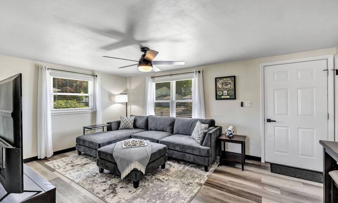 Green Bay House | Modern Stadium Home- Walking Distance to Lambeau