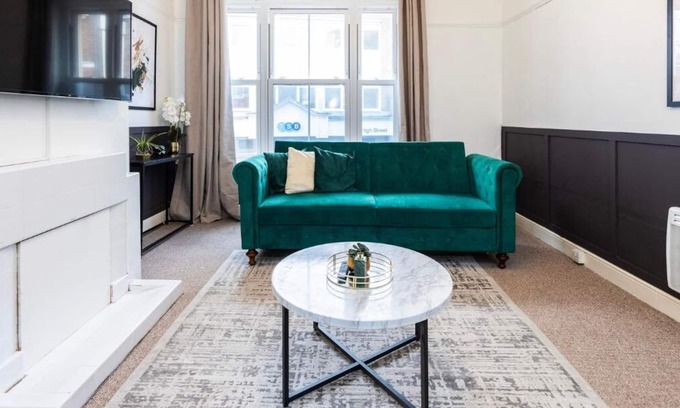 Chelmsford House | Modern Staycation! 3BR Home HIGH STREET LOCATION by Luxiety Stays