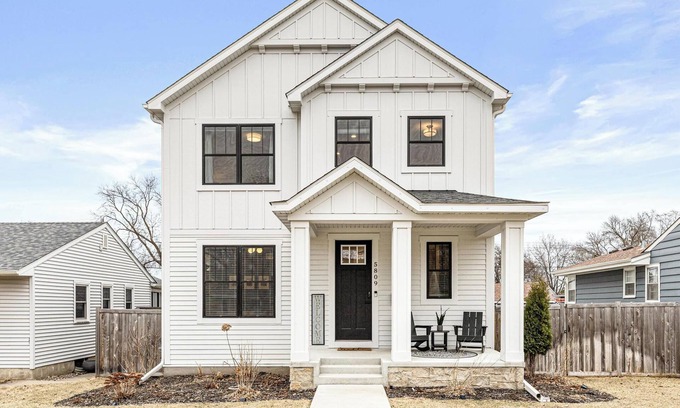 Kenny House | Modern & Stylish 4BR/4BA Getaway in SW Minneapolis!