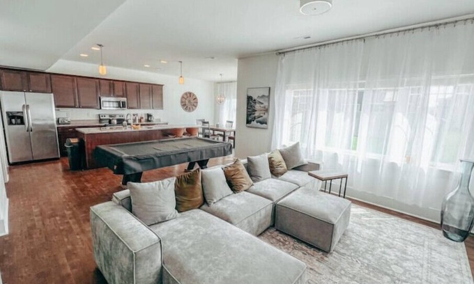 Williston House | Modern Townhome Retreat