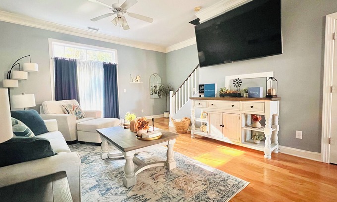 Castle Hayne House | Modern townhouse!A short drive to Downtown Wilmington, UNCW & Wrightsville Beach