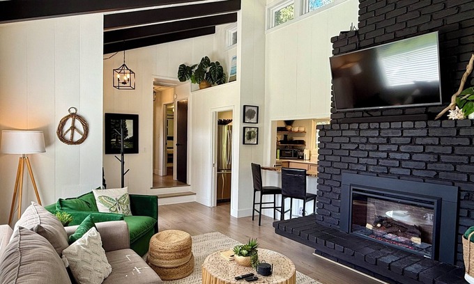 Little River House | Modern & Tranquil ~ Minutes to Mendocino Village ~ EV Charger ~ Hot Tub