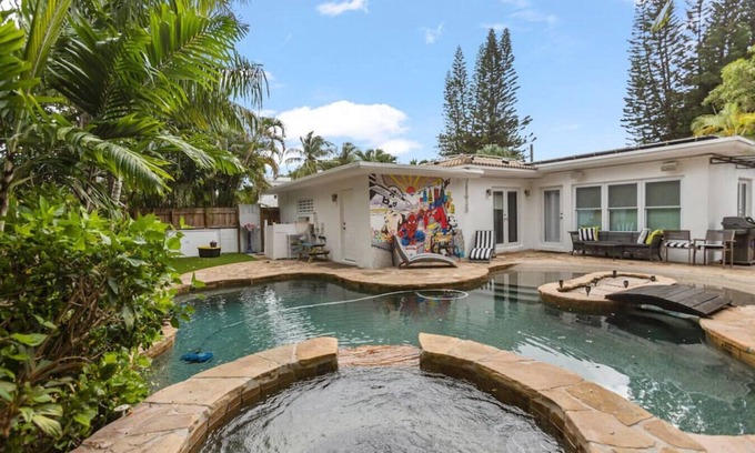 El Portal House | Modern Tropical Pool House North Miami w/Hot Tub