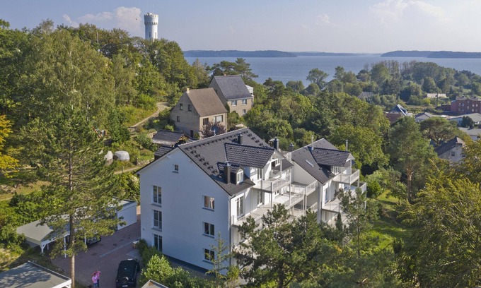 Lietzow Apartment | Modern vacation apartment with fireplace, balcony - Ferienresidenz Zwei Bodden FeWo111