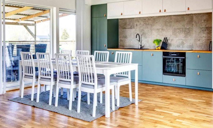 Vibble Villa | Moderna Villa med Privat Bubbelpool och Stor Trädgård