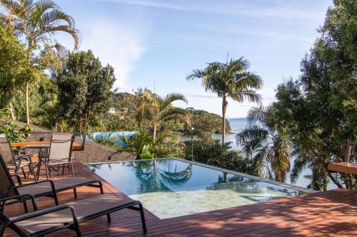 Sambaqui Apartment | Modernidade com banheira e vista para o mar TJ1437