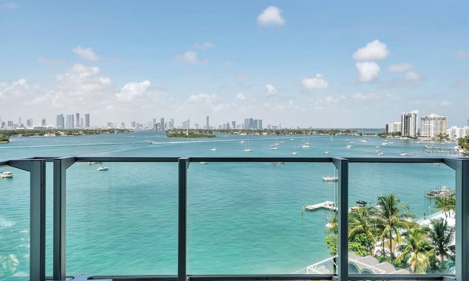 West Avenue Condo | Mondrian 1020 · 1100 Custom Eclectic Artist SUITE Bay W/Balcony