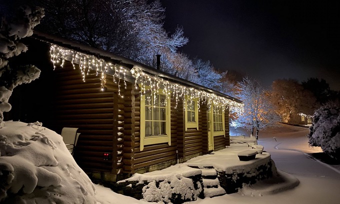 Bingley Cabin | Montana - 5 Star - Pet Friendly - Hot Tub - Scandinavian Log Cabin