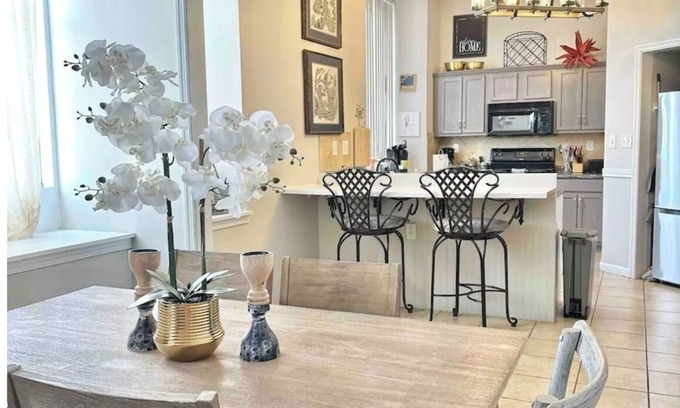 Montgomery House | Montgomery Cozy Cultural Hub downtown walkable . sleeps 15