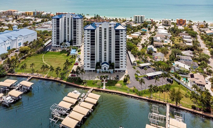 Mid Island Condo | Monthly Discount! Ocean Harbor: Balcony, Wet Bar, Beach Views