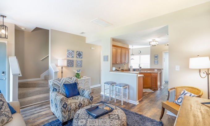 Madison House | Monthly rental Madison Townhome 2/2.5- close to Arsenal Gate 7, Town Madison