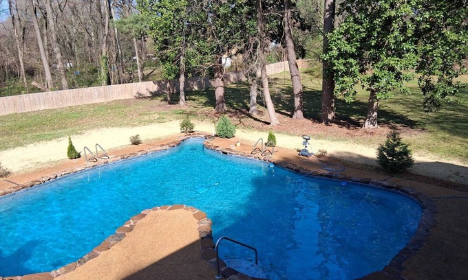 Memphis House | MONTHLY STAYS -Massive 13 BR Private Pool, Hot Tub, Casita- Abundant Parking