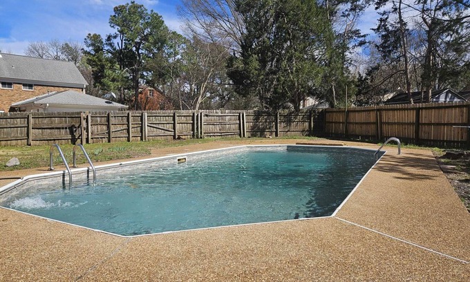 Ellendale House | MONTHLY STAYS -Modern 6 Bedroom Home with Extra Sleeping Space & Private Pool