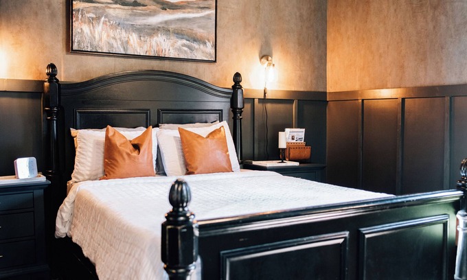 East Memphis Apartment | Moody Blues Studio | Perfect for work or romance