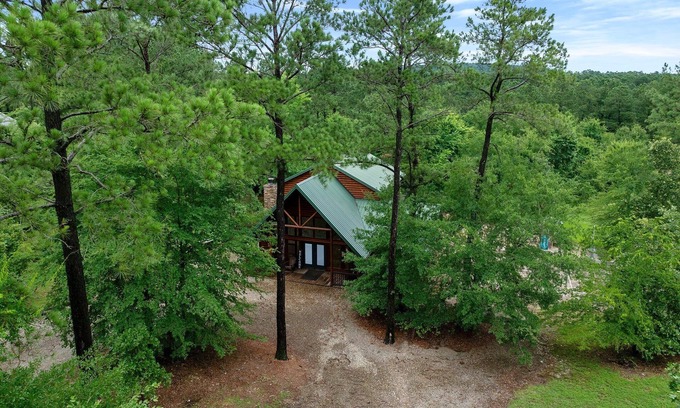 Hochatown Cabin | Moon Over Paradise: 3 BR + Loft Game Room, 3 Bath, Sleeps 12