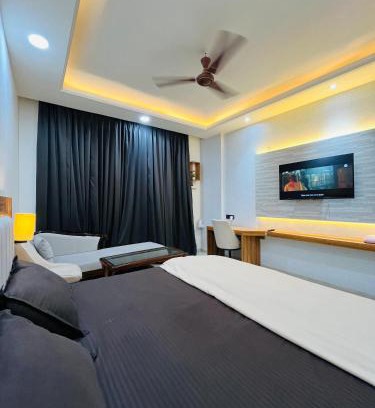 Hazratganj Hotel | Moonpathstays