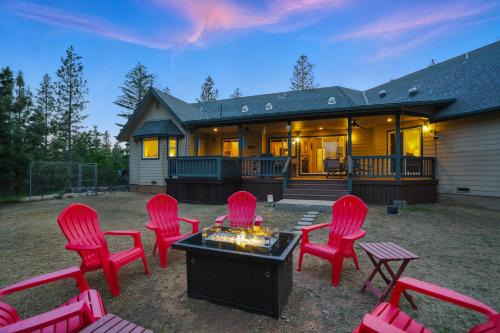 Mariposa House | Moonrise Lodge - A Large Vacation Home in Mariposa