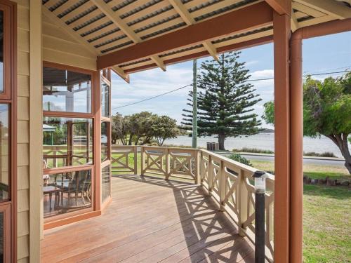 Augusta House | Mooring B on the shoreline