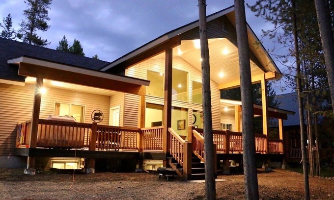 Island Park Cabin | Moose Tracks Inn: Family Friendly and Wheelchair Accessible.