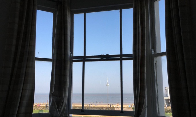 Lowestoft Apartment | Moray Seaview is a Suffolk coast beach apartment with uninterrupted seaviews