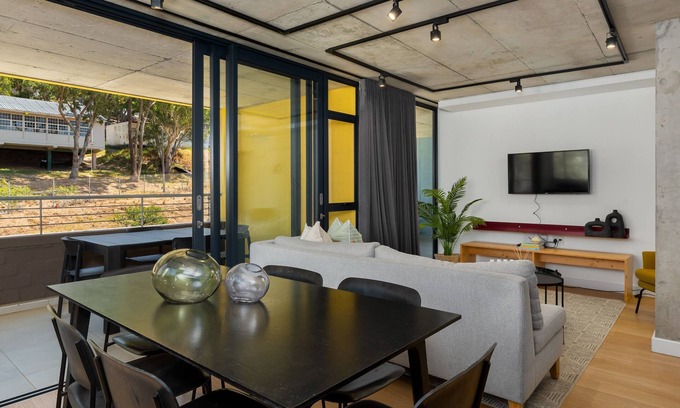 Schotsche Kloof Apartment | Morden Apartment at the Peak of Bo-Kaap - Pool