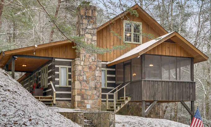 Gatlinburg - Pigeon Forge Cabin | Mossie Oak Cabin, Comfortable & Secluded, WIFI, Hot Tub, Free Dollywood Ticket