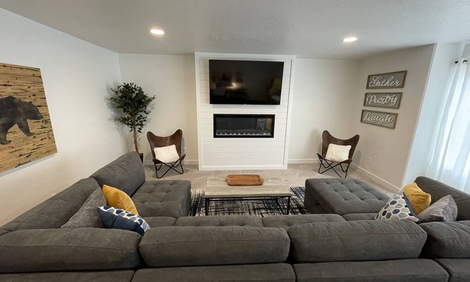 Garden City House | Most Spacious 2075 sq ft Paradise Townhome near Lake in heart of Garden City