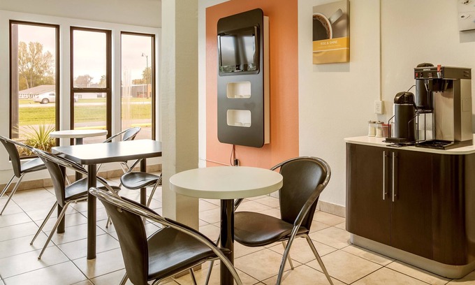 Albert Lea Hotel | Motel 6 Albert Lea, MN