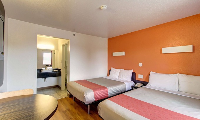 Amherst Hotel | Motel 6 Amherst, OH - Cleveland West - Lorain