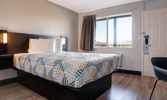 Pacific Hotel | Motel 6 Arcata, CA - Cal Poly Humboldt