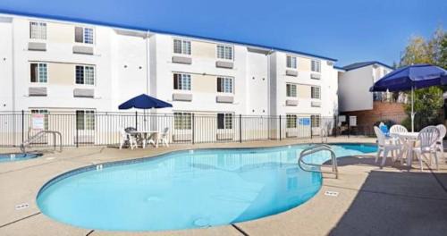 North Auburn Hotel | Motel 6-Auburn, CA