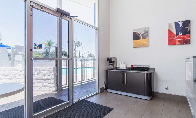 Oleander - Sunset Hotel | Motel 6 Bakersfield, CA - Central