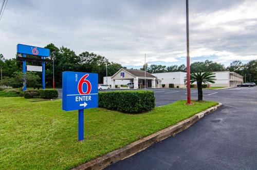 Bay Minette Hotel | Motel 6-Bay Minette, AL