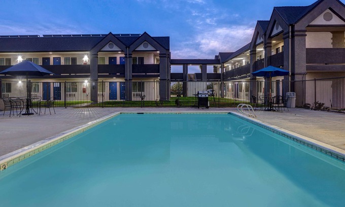 Buttonwillow Hotel | Motel 6 Buttonwillow, CA Central