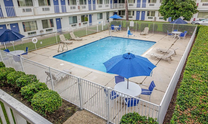 Conroe Hotel | Motel 6 Conroe, TX