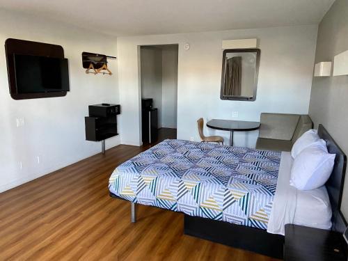 Delano Hotel | Motel 6-Delano, CA