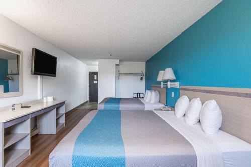 Lawrence Hotel | Motel 6-Lawrence, KS