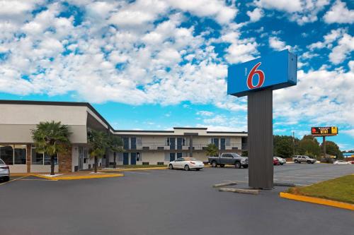 McDonough Hotel | Motel 6 McDonough, GA