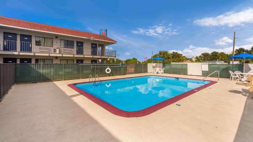 Meridian Hotel | Motel 6-Meridian, MS