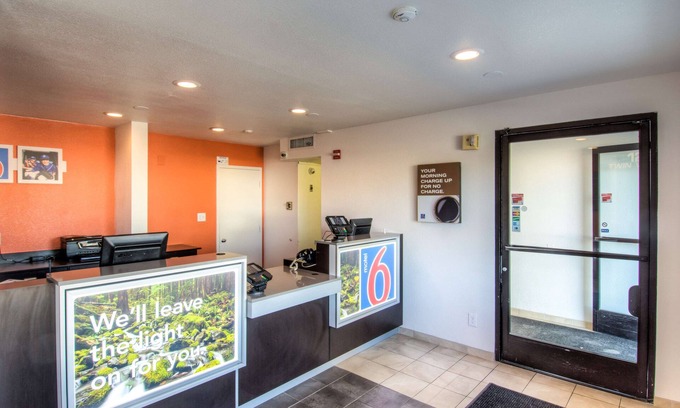 Redding Hotel | Motel 6 Redding, CA - North