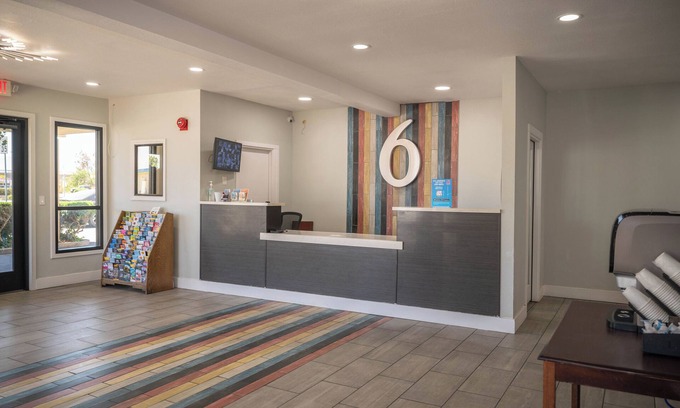 Soledad Hotel | Motel 6 Soledad, CA