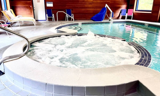 West Dover Apartment | Mount Snow Best View - Sauna|HotTub|Pool|Fireplace