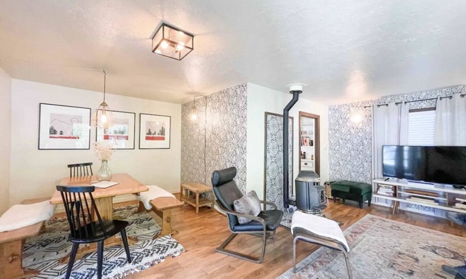 Dunsmuir House | Mountain Bungalow Close to Waterfalls