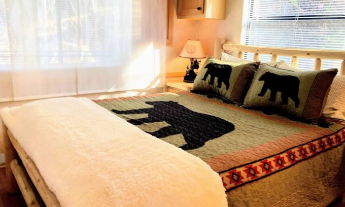 Whittier Cabin | Mountain Cabin 10min Casino Pets AC Fire pit