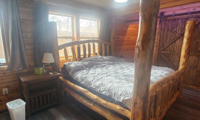 Eagle Nest Cabin | Mountain Cedar Cabin in Eagle Nest. Within 20 min of Red River and Angel Fire.