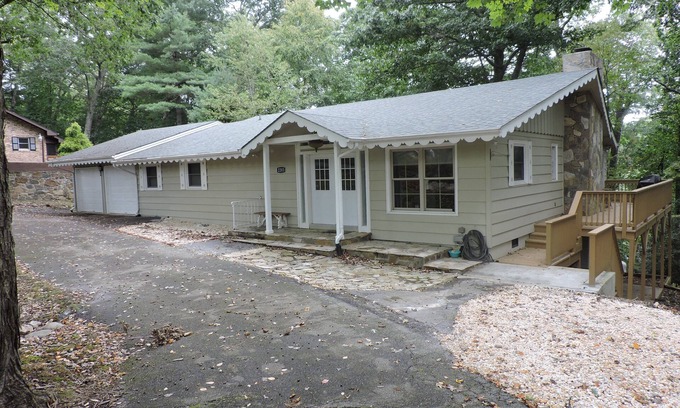 Spruce Pine House | MOUNTAIN GOLF! Charming 3-bedroom house in Spruce Pine with WiFi and AC .